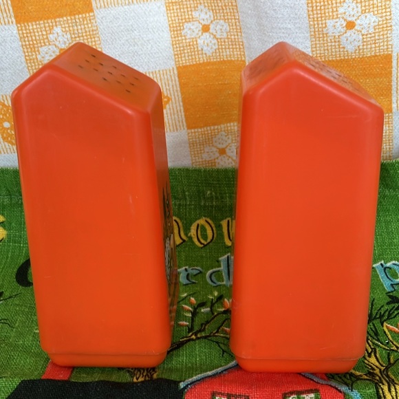 Vintage/Retro/MCM Plastic Salt & Pepper With Cloth 1974 Calendar Hand Towel - Picture 5 of 12